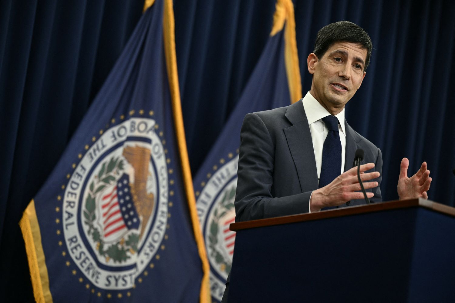 Kevin Warsh bei seiner ersten Pressekonferenz als Fed-Vorsitzender, Juni 2026 · Foto: Getty Images
